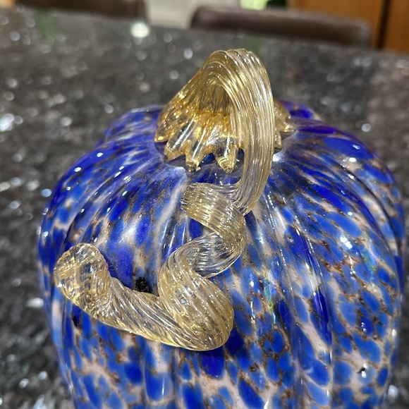 ⸻
🎃 Hand-Blown Glass Pumpkin – Cobalt Blue with Marble Pattern - Picture 3 of 5